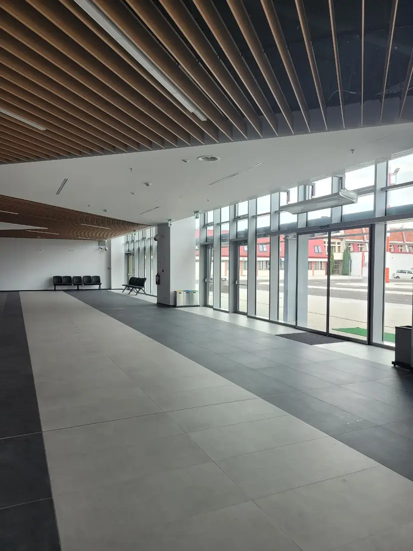 Holul aeroportului, cu peretele de sticlă curat
