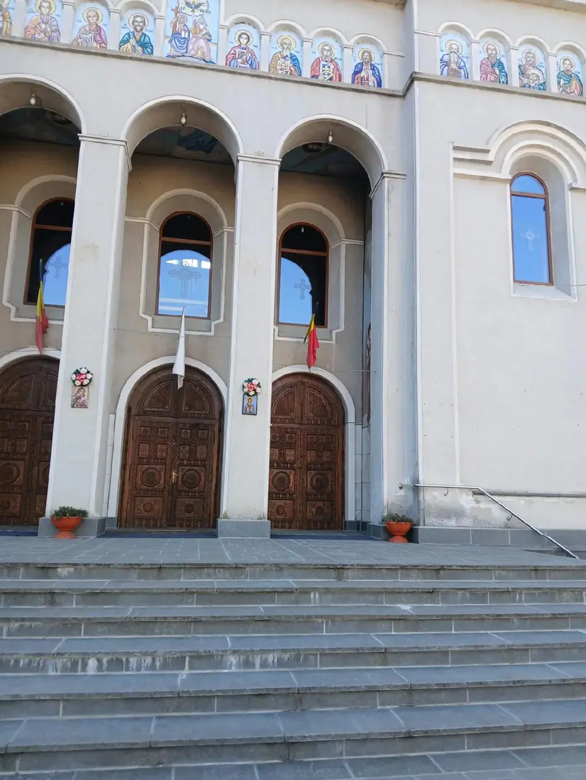 Intrarea unei biserici, cu ferestrele de deasupra ușilor