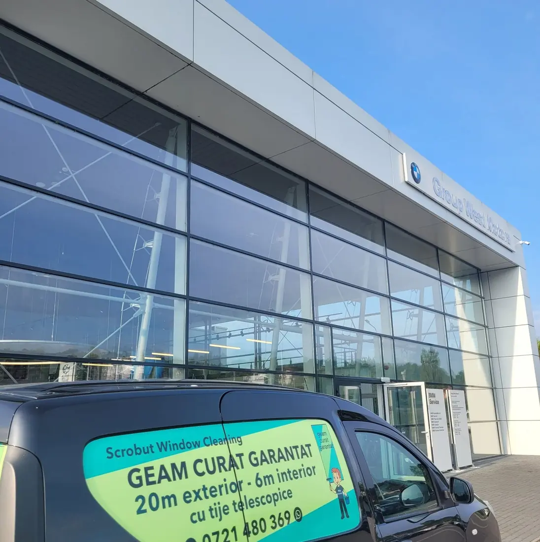 Duba Scrobut Window Cleaning parcată în fața reprezentanței BMW