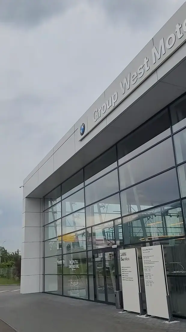 Fațada reprezentanței BMW din Baia Mare, cu vitrajul curat