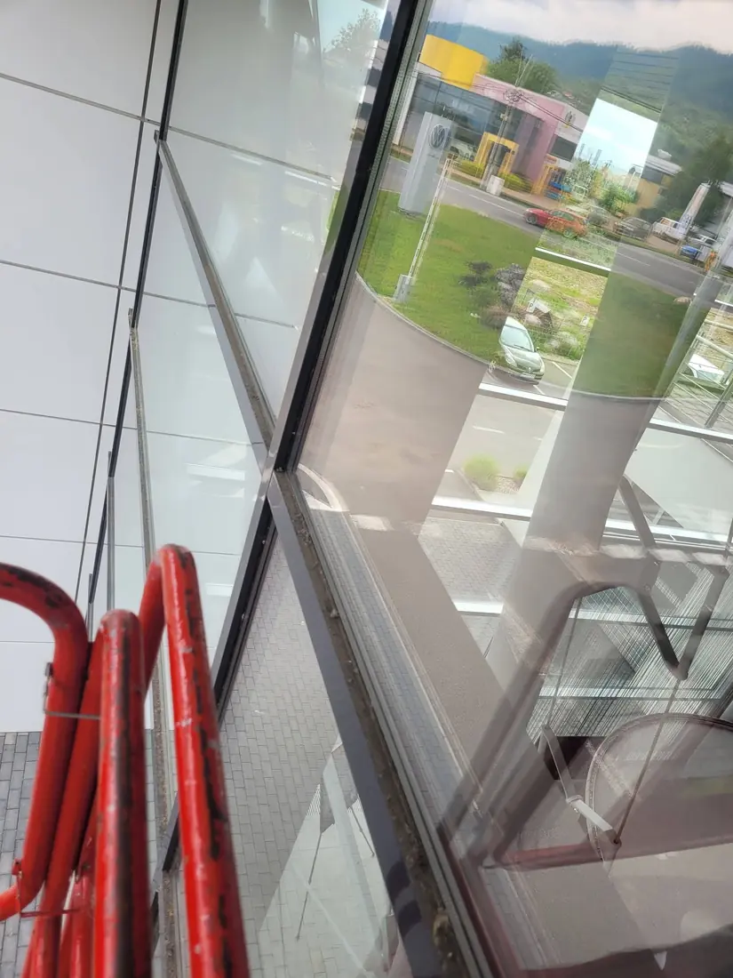 Peretele de sticlă al showroom-ului, spălat la interior