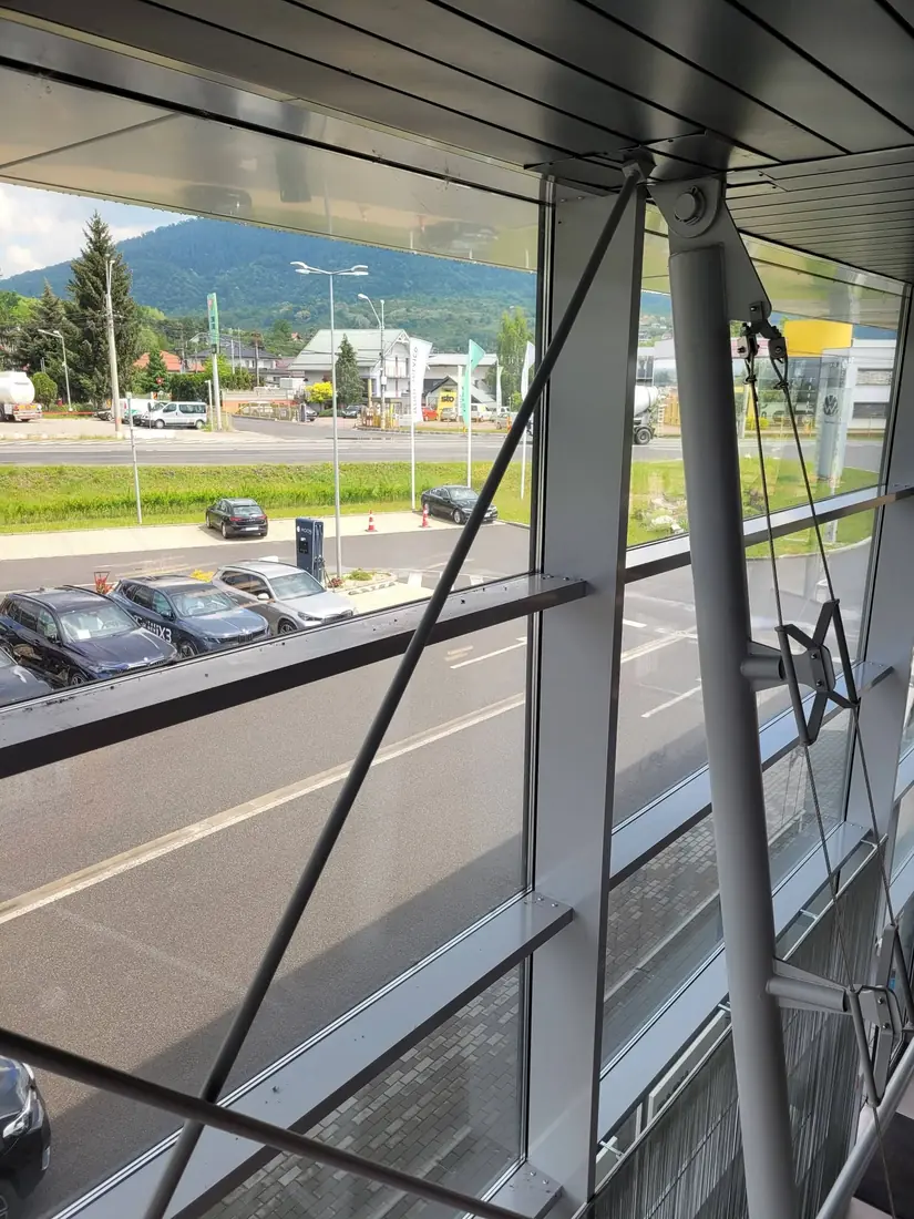 Peretele de sticlă al showroom-ului, văzut de pe nacelă